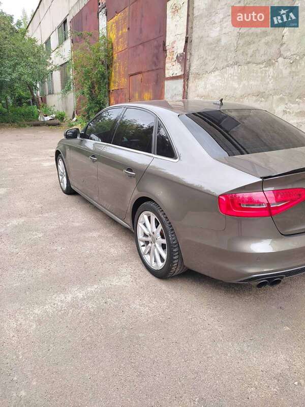 Седан Audi A4 2014 в Ровно