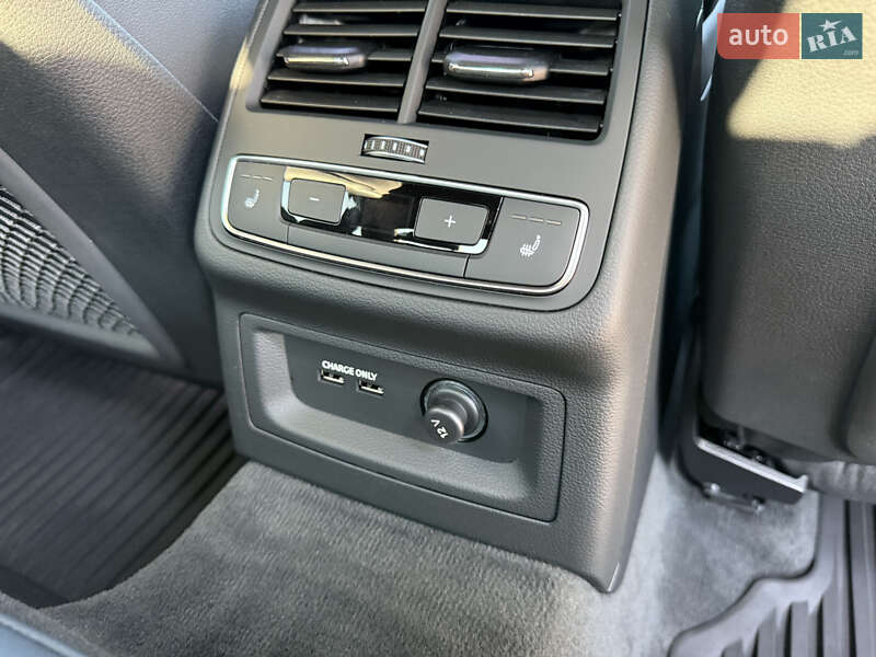 Седан Audi A4 2023 в Киеве