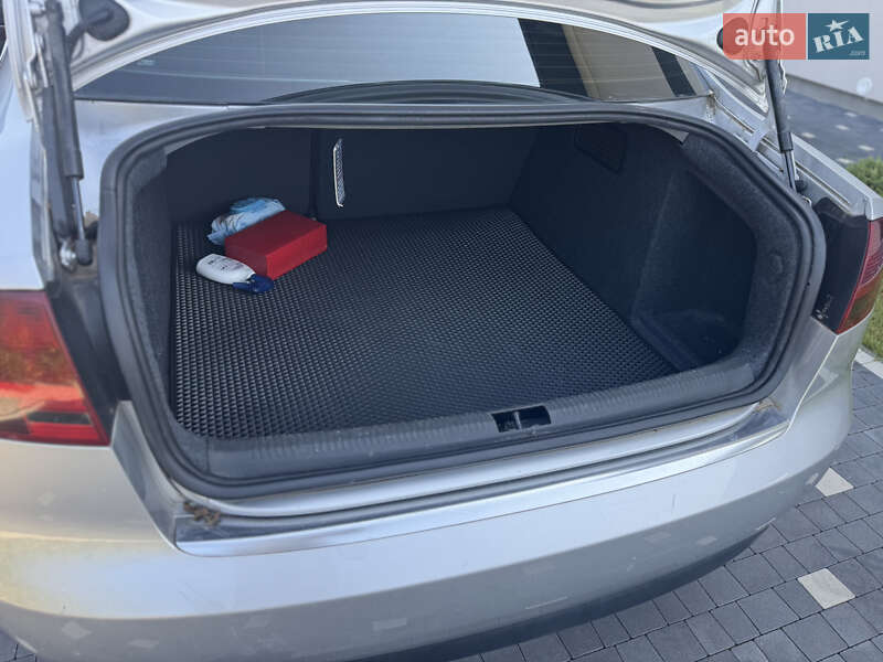 Седан Audi A4 2005 в Ужгороде