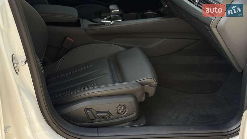 Седан Audi A4 2020 в Киеве