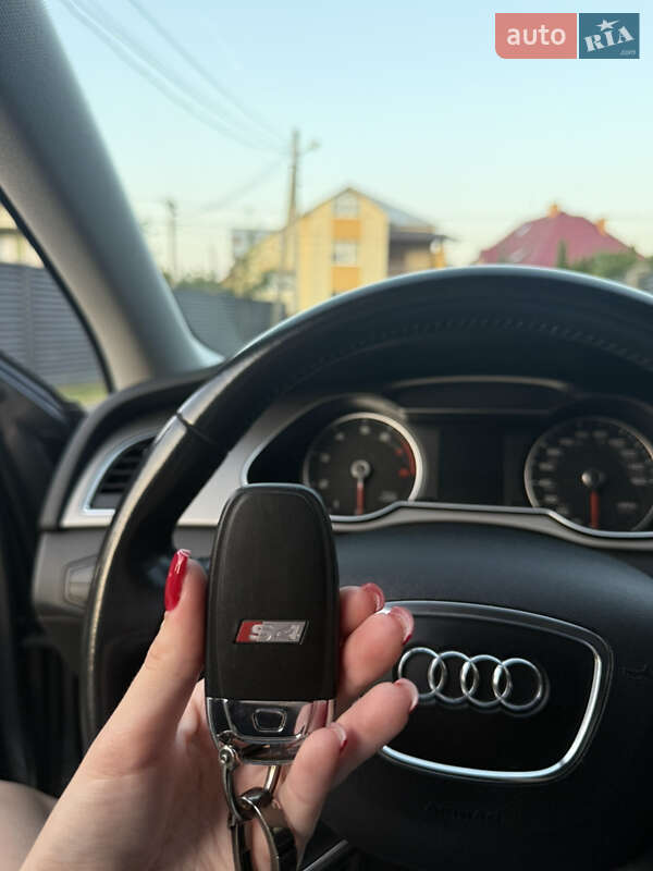 Седан Audi A4 2012 в Львове