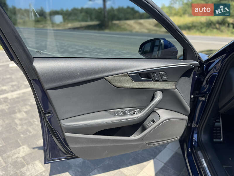 Седан Audi A4 2019 в Ужгороді