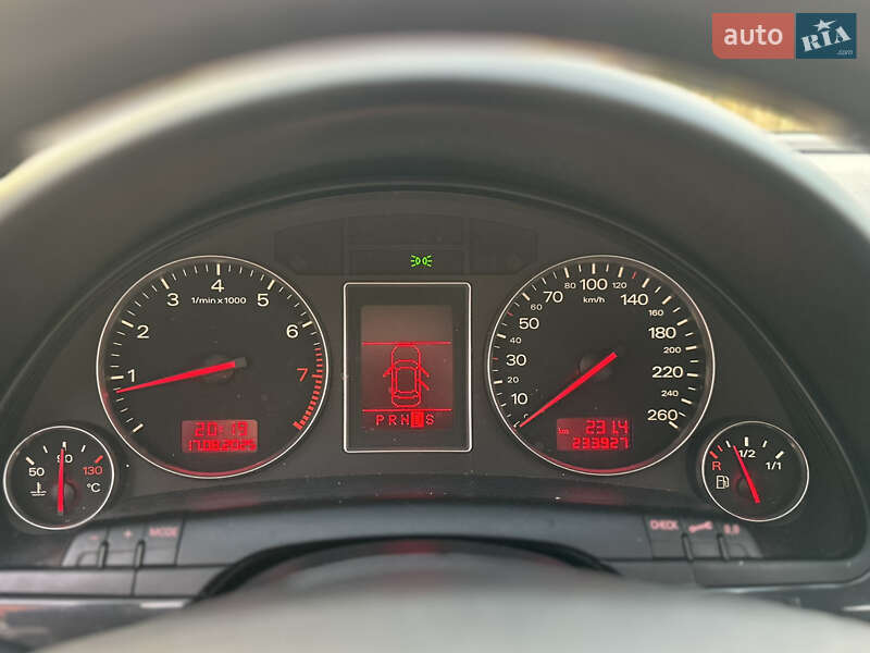Седан Audi A4 2004 в Городке