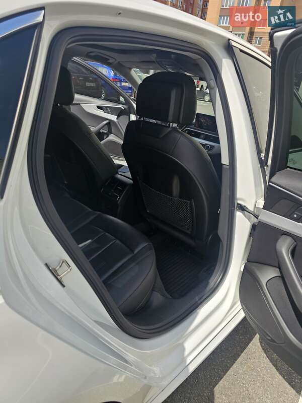 Седан Audi A4 2015 в Киеве