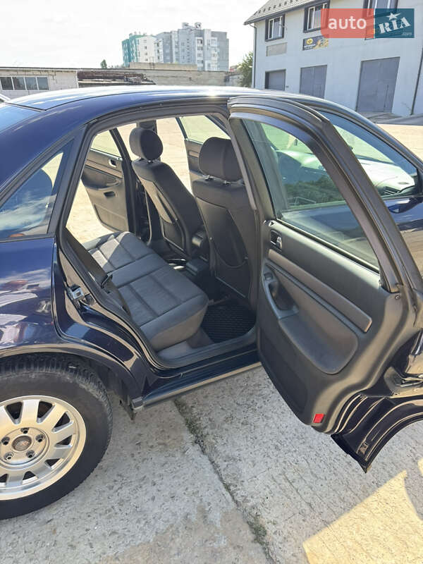 Седан Audi A4 1998 в Вараше