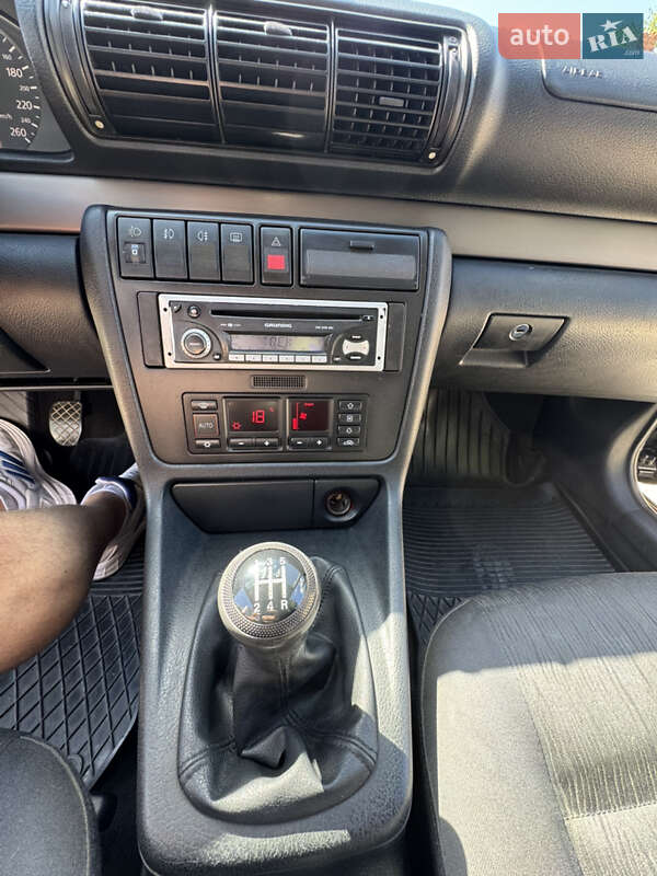 Седан Audi A4 1998 в Вараше