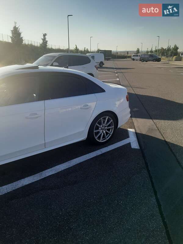 Седан Audi A4 2014 в Львове