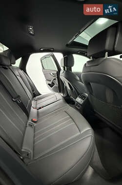 Седан Audi A4 2022 в 