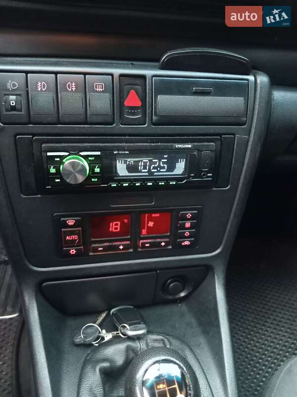 Седан Audi A4 1997 в Львове