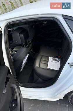 Седан Audi A4 2022 в 