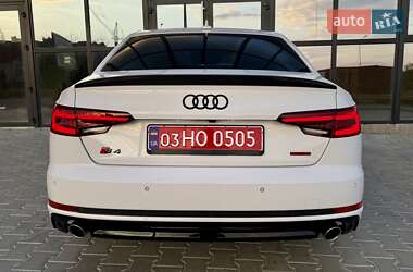 Седан Audi A4 2018 в 
