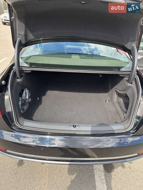 Седан Audi A4 2019 в Киеве