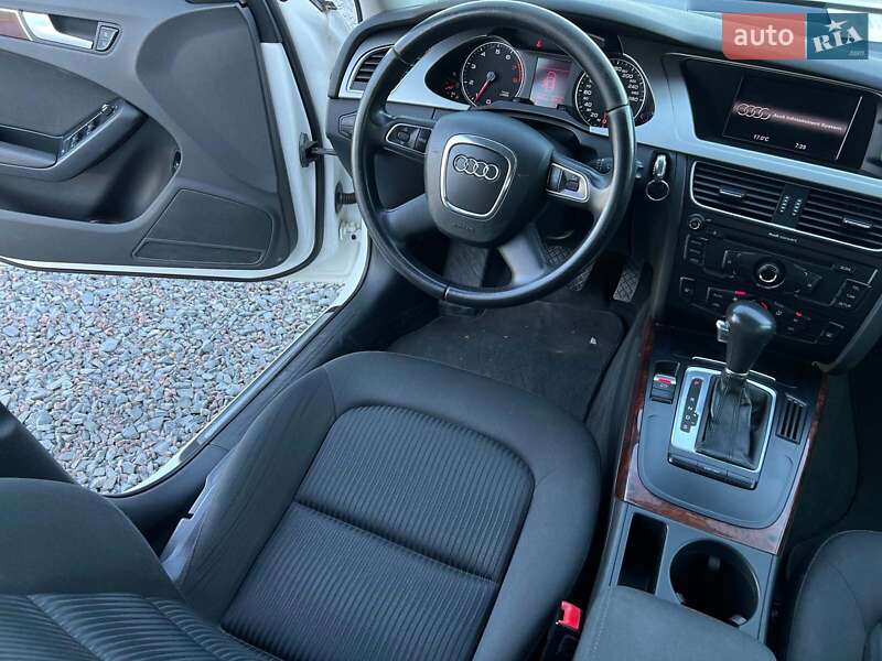 Седан Audi A4 2010 в Львове