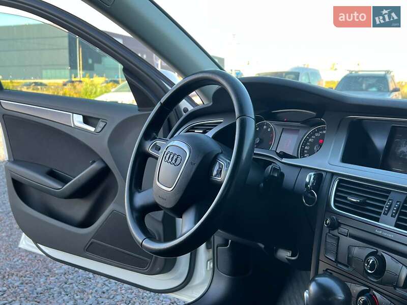 Седан Audi A4 2010 в Львове