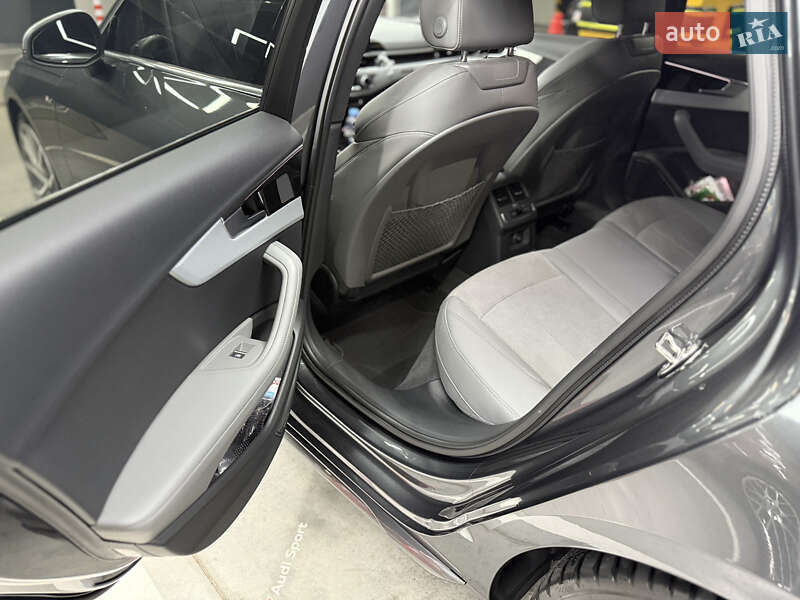 Седан Audi A4 2023 в Киеве
