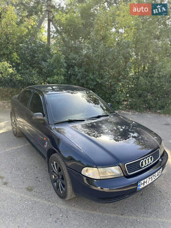 Седан Audi A4 1995 в Раздельной