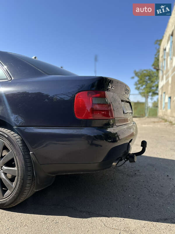 Седан Audi A4 1995 в Раздельной