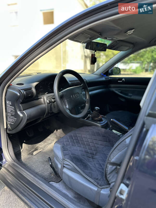 Седан Audi A4 1995 в Раздельной