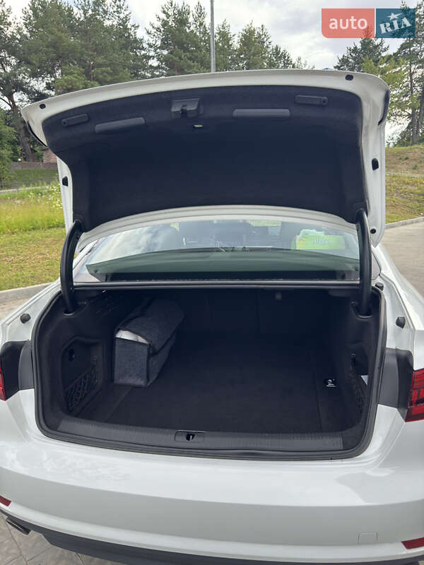 Седан Audi A4 2017 в Львове