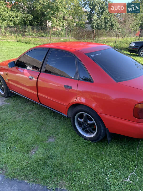 Седан Audi A4 1995 в Бобрке