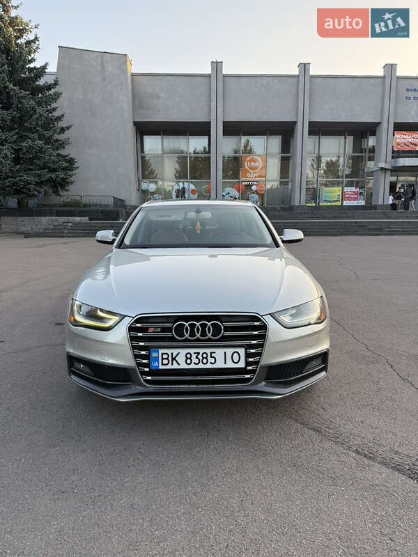 Седан Audi A4 2014 в Ровно