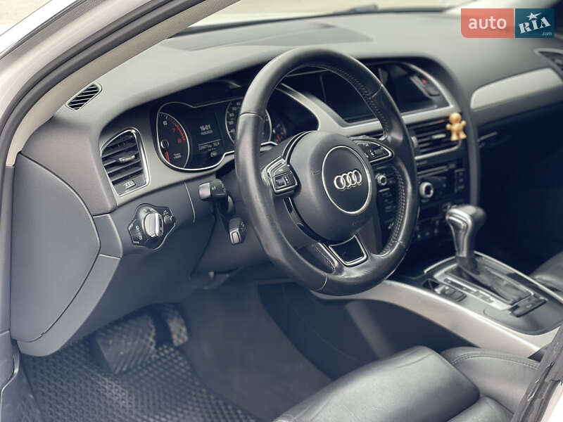 Седан Audi A4 2012 в Чернівцях