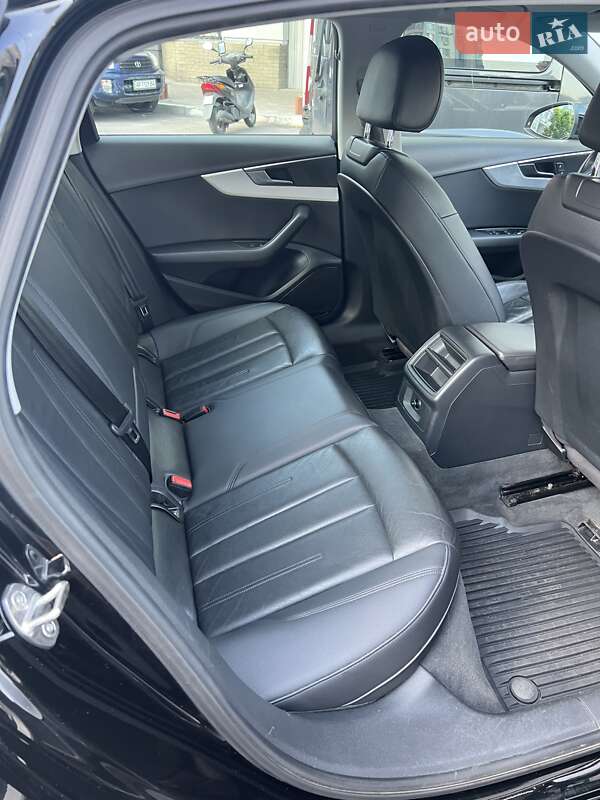 Седан Audi A4 2015 в Киеве