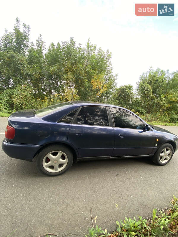 Седан Audi A4 1996 в Яворове