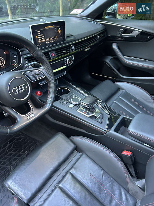 Седан Audi A4 2018 в Киеве