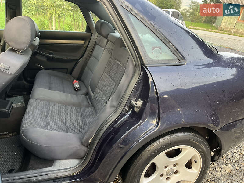 Седан Audi A4 2000 в Турке