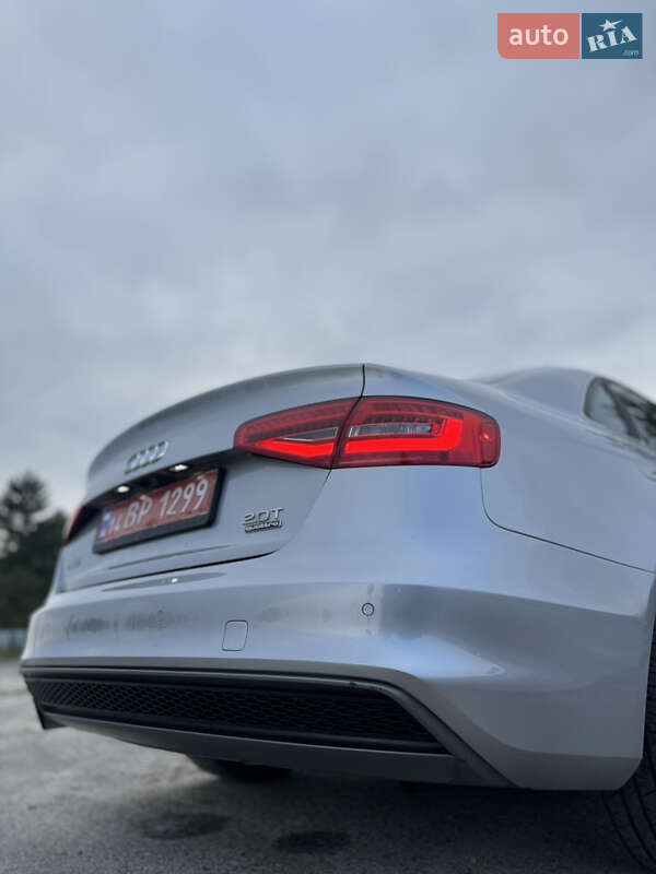 Седан Audi A4 2015 в Самборі