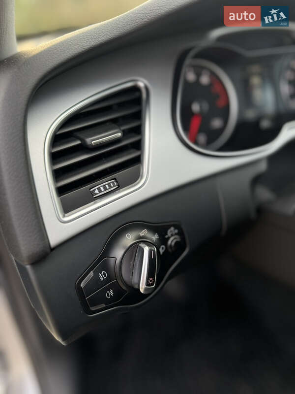 Седан Audi A4 2015 в Самборі