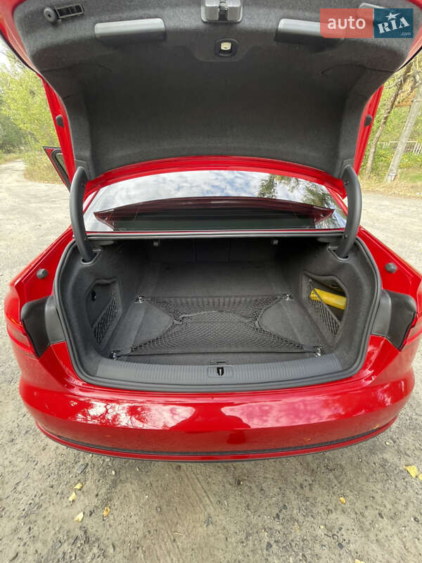 Седан Audi A4 2016 в Днепре