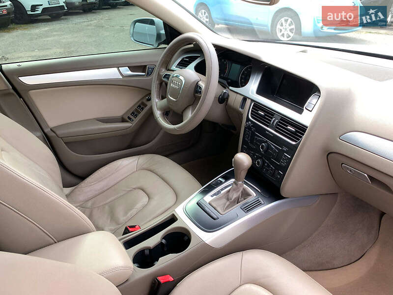 Седан Audi A4 2012 в Виннице