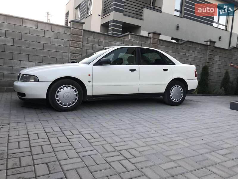Седан Audi A4 1996 в Ровно