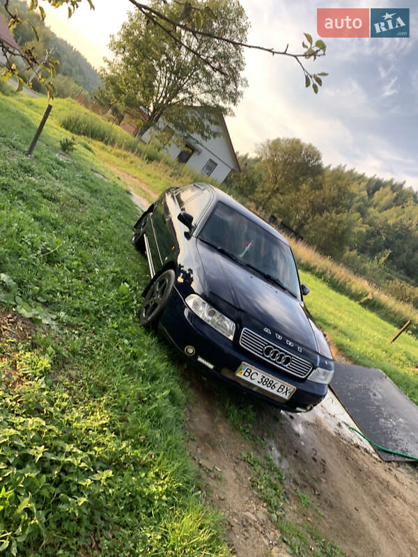 Седан Audi A4 1996 в Стрілках