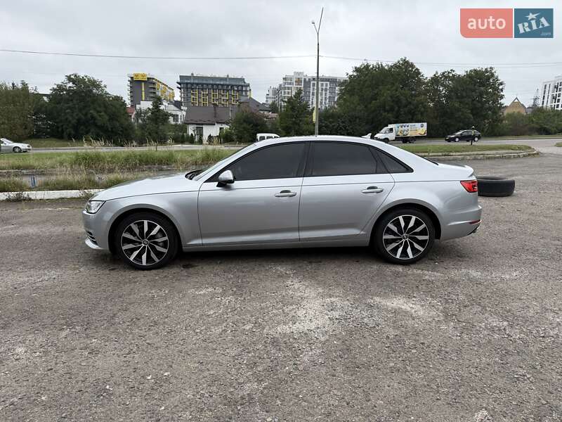 Седан Audi A4 2015 в Львові