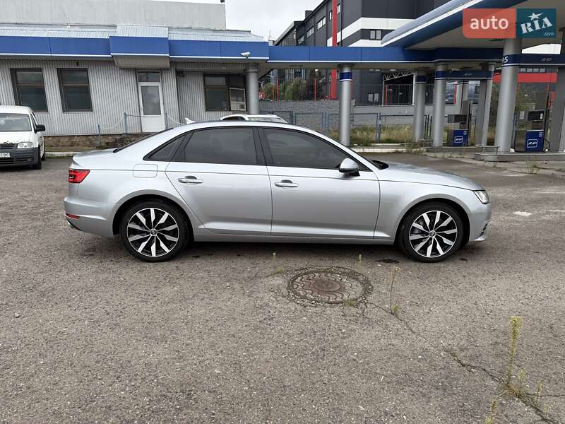 Седан Audi A4 2015 в Львові