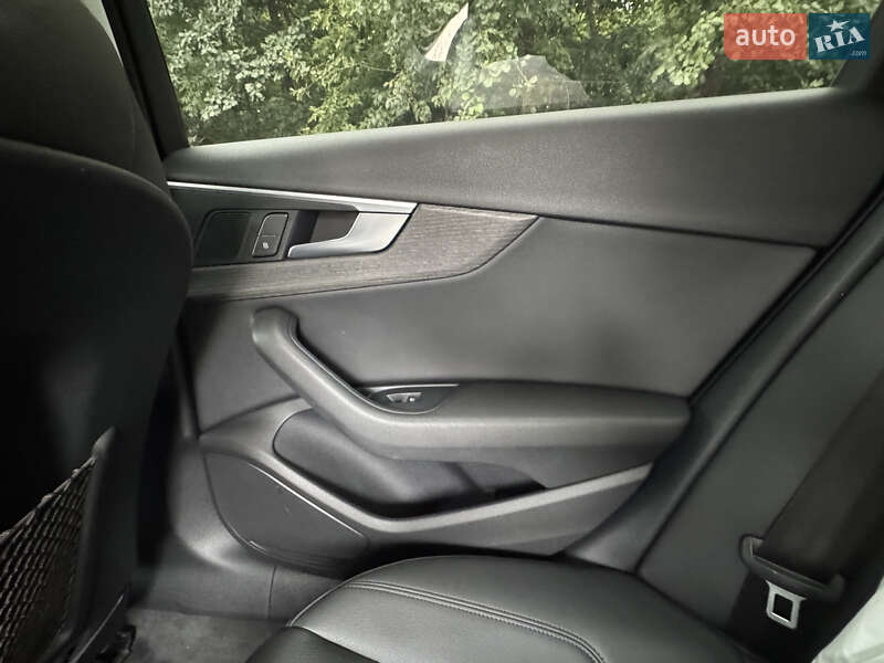 Седан Audi A4 2016 в Львове