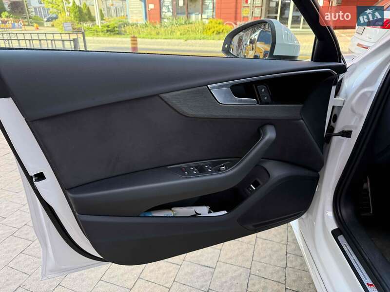 Седан Audi A4 2023 в Львове