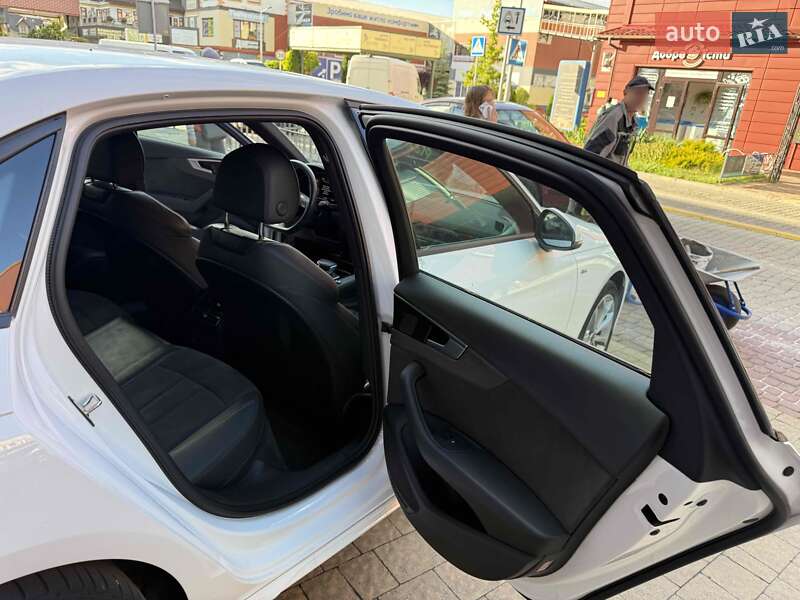 Седан Audi A4 2023 в Львове