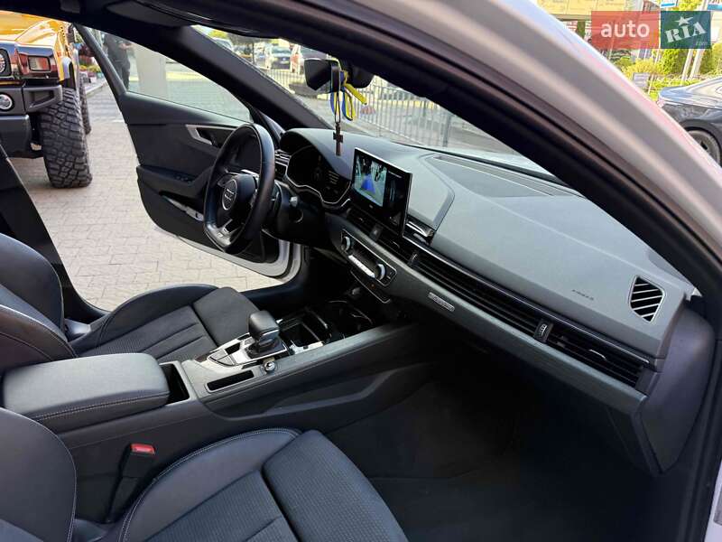 Седан Audi A4 2023 в Львове