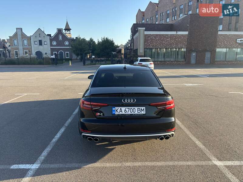 Седан Audi A4 2017 в Киеве