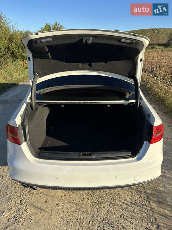 Седан Audi A4 2015 в Ровно