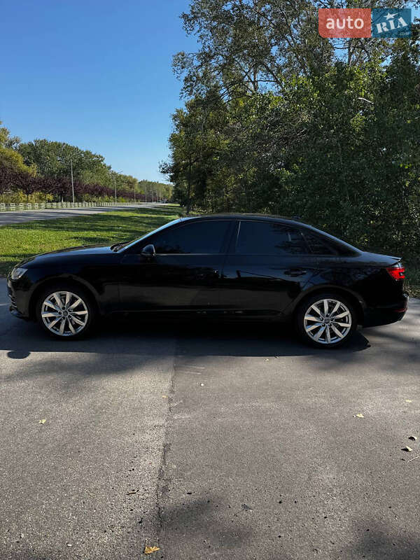 Седан Audi A4 2016 в Горішніх Плавнях