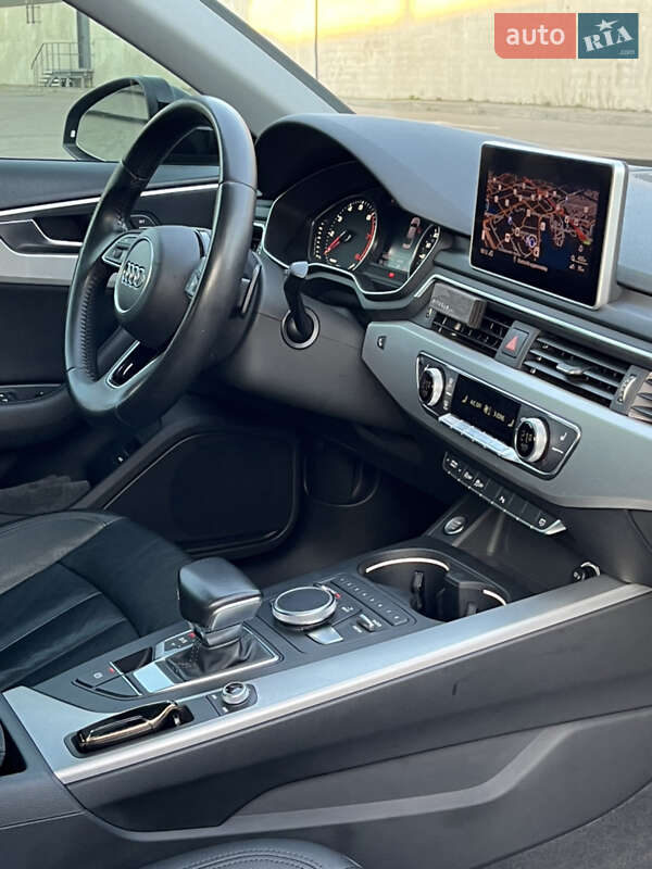 Седан Audi A4 2016 в Киеве