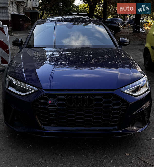 Седан Audi A4 2021 в 