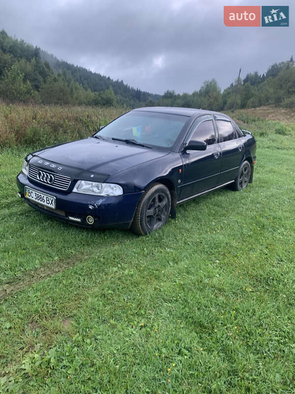 Седан Audi A4 1996 в Стрілках