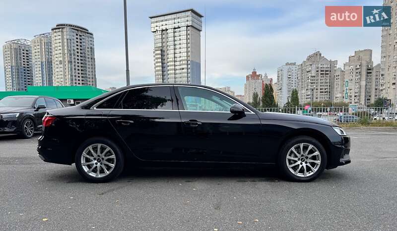 Седан Audi A4 2022 в Киеве