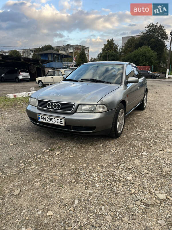 Седан Audi A4 1995 в Дрогобыче
